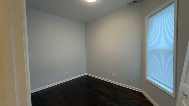 Building Photo - 1344 E 72nd Pl