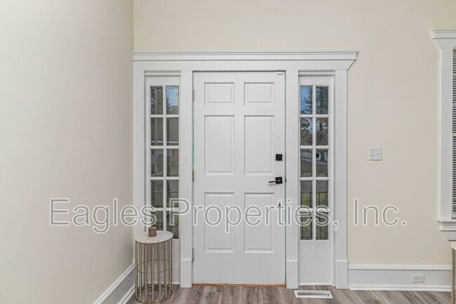 Building Photo - 512 N Pineview Ave