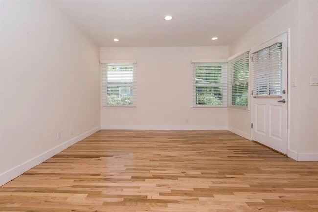 Building Photo - South of the Blvd DESIGNER UNIT!
