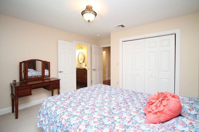 Building Photo - 4 Bedroom House For Rent