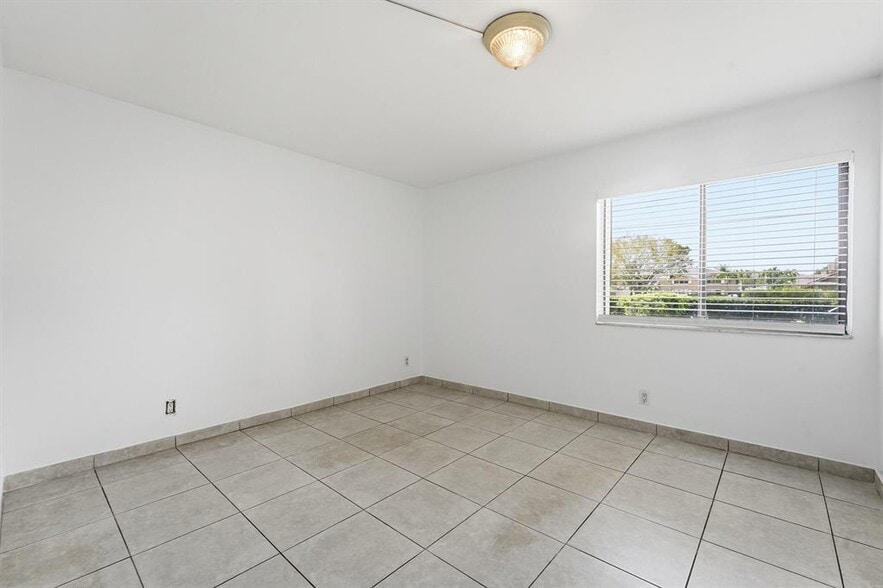 Building Photo - 2671 Riverside Dr