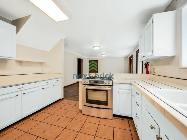 Building Photo - 4 Bed 2.5 Bath Single-Family House at the ...