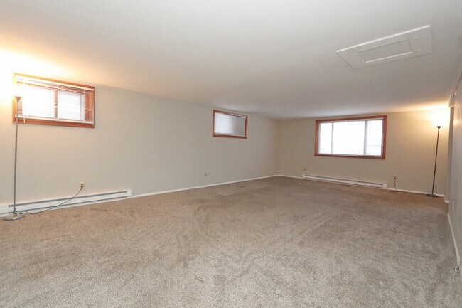 Building Photo - 322 Maple Dr