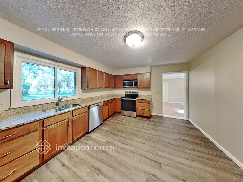Building Photo - 10905 Irwin Ave S