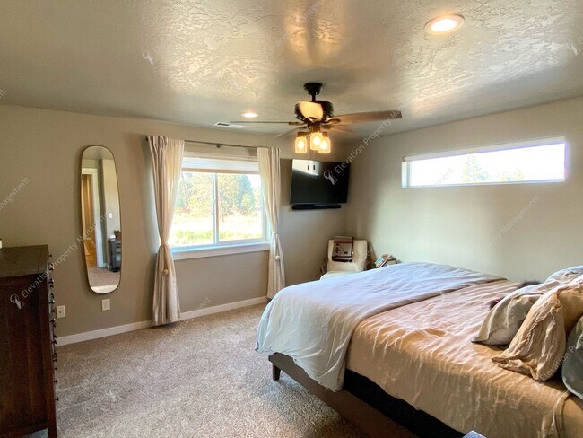 Building Photo - * Coming Soon * Beautiful Unfurnished 3-Be...