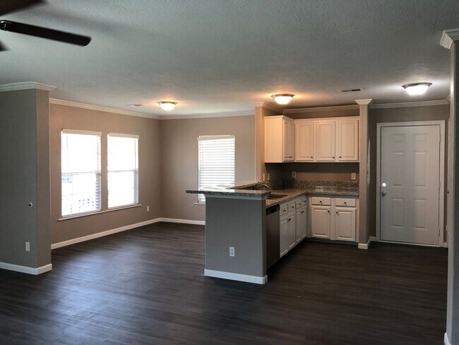Building Photo - 109 Varsity Dr