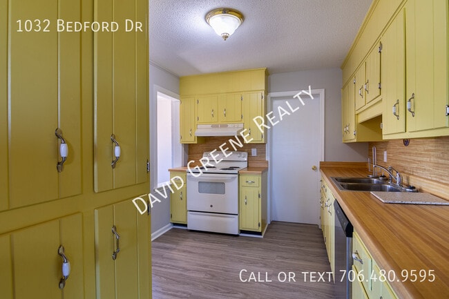 Building Photo - 1032 Bedford Dr