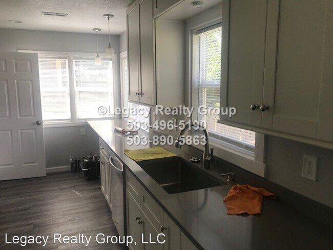 Building Photo - 4 br, 2 bath House - 3935 SE Harrison St