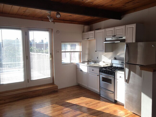 Building Photo - Large studio loft with laundry in unit