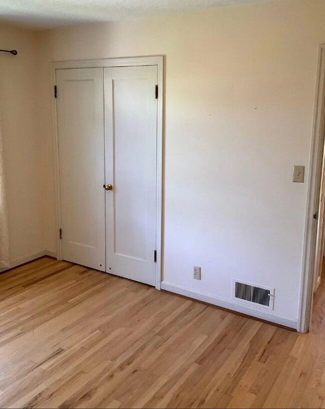 Building Photo - Charming Maplewood SFH with garden beds, fruit trees and finished basement