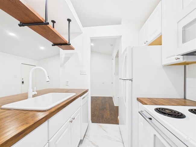 Building Photo - 1305 Hollow Creek Dr