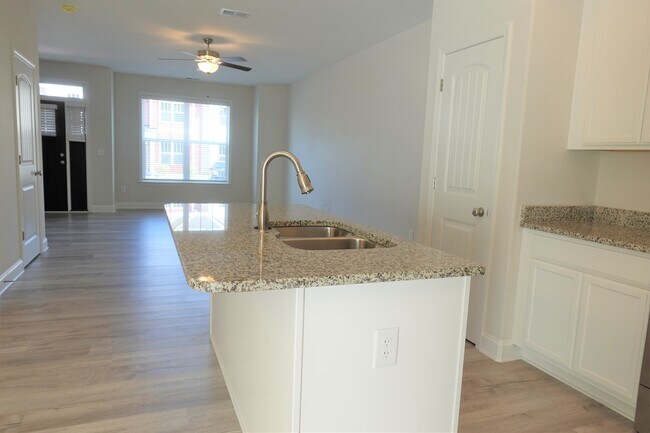 Building Photo - 128 Creekland Wy