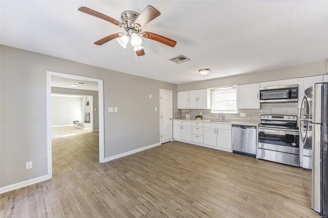 Building Photo - 5054 Pine Cliff Dr