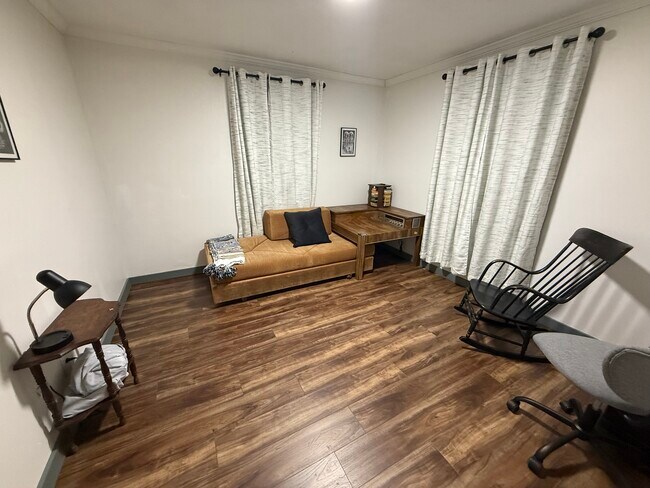 Twin XL / Office - 346 Orion St