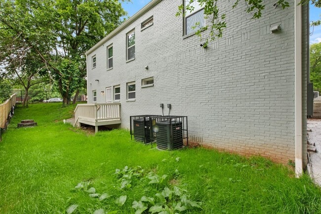 Building Photo - 636 Francis Pl NW