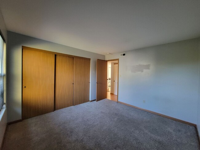 Building Photo - Spacious Open Floor Plan in the Popular Tr...