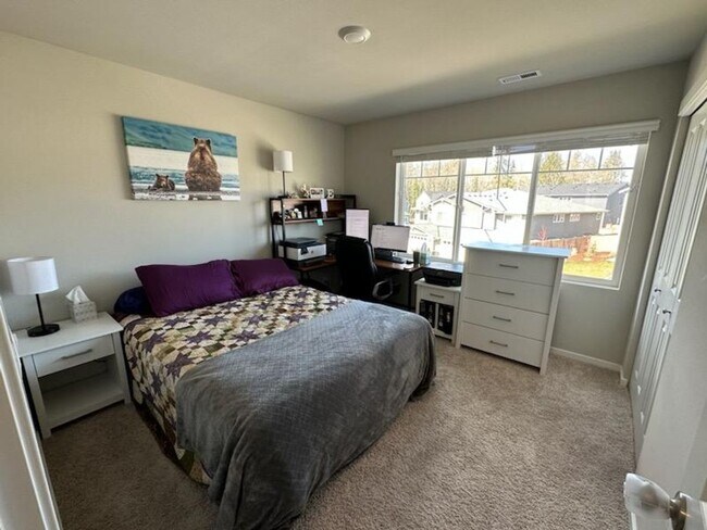 Building Photo - Large Bremerton Townhome