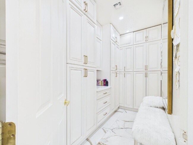 Building Photo - Luxury Awaits with Designer Details