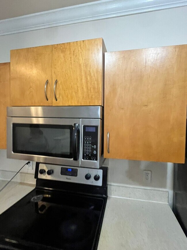 Building Photo - Gardens of Bridgehampton - 2 Bed - 2 bath ...