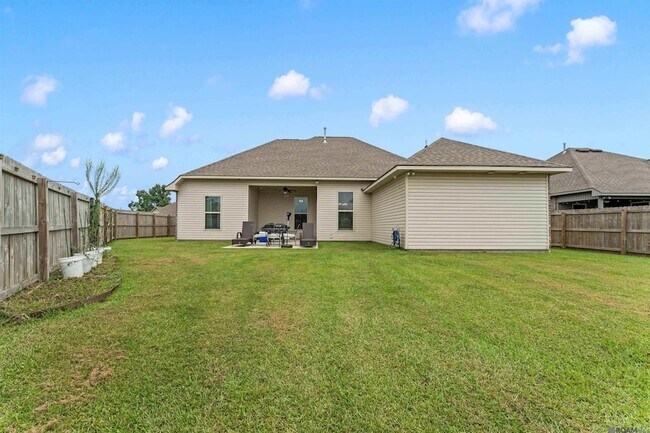 Building Photo - 40053 Maddie Dr