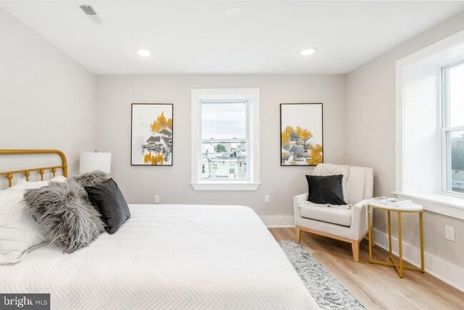 Building Photo - 2825 W Girard Ave