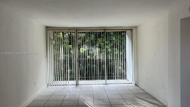 Building Photo - 8860 Fontainebleau Blvd