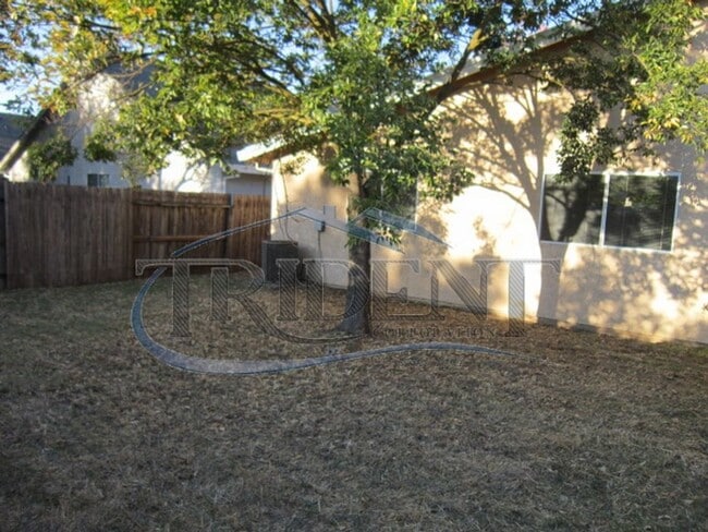 Building Photo - 970-972 Crisp Dr