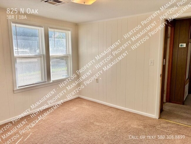 Building Photo - 825 N Oak-