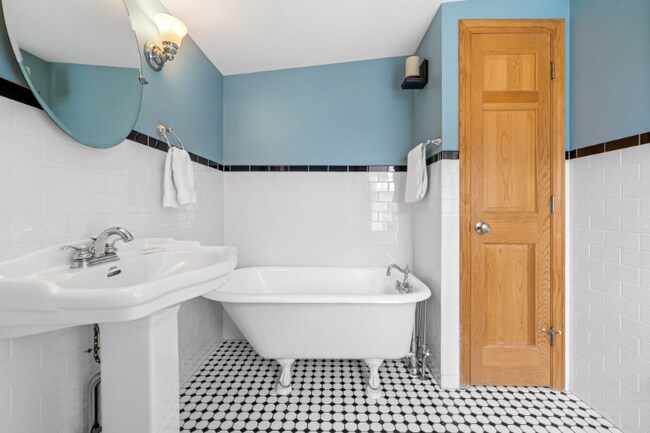 Building Photo - 2 Traynor St