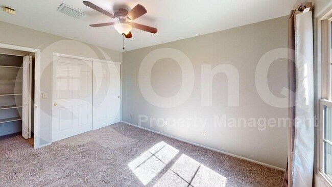 Building Photo - 874 W Port Royal Pl