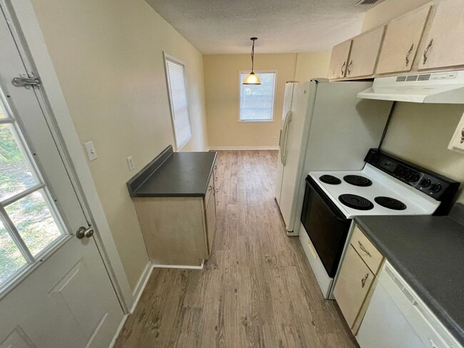 Building Photo - Convenient Location off Halls Mill