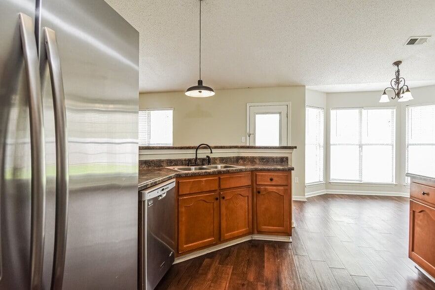 Building Photo - 8161 Loden Cove