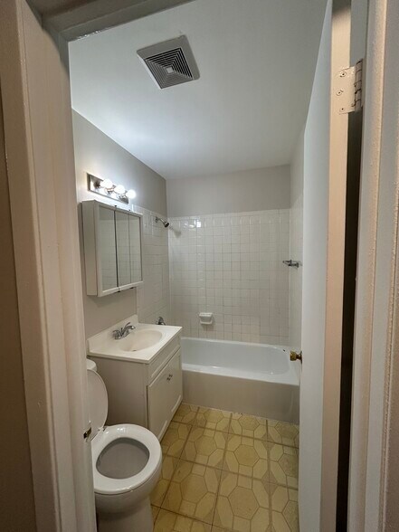 Building Photo - 555 Hill Dr