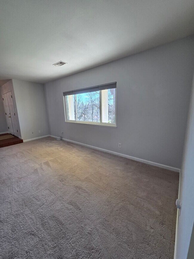 Building Photo - 19090 Hollow Ln