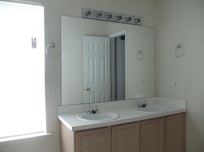 Building Photo - 1410 Cloyne Dr