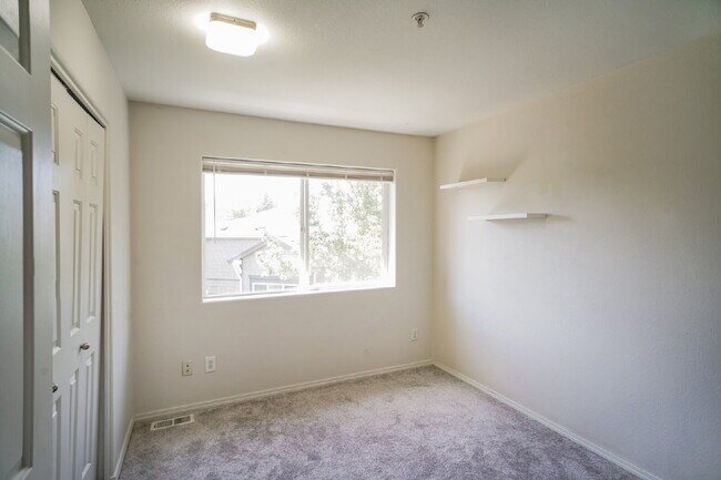 Building Photo - Charming Townhome Condo 3 Bedrooms / 2.5 B...