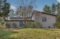 Building Photo - 4620 S Woodbine Dr