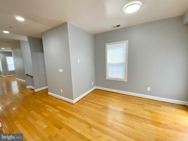 Building Photo - 812 5th St NE