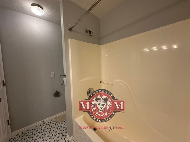 Building Photo - Great 2 Bd 2.5 Bath Townhome in Sandy