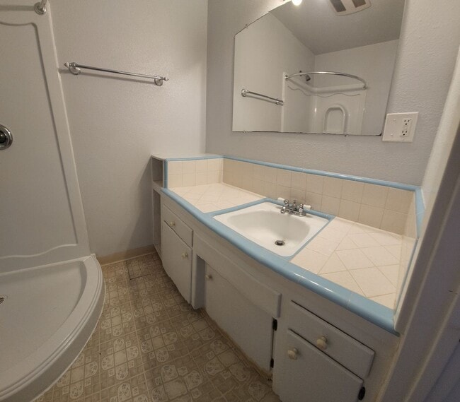 Building Photo - 4 bed 3 baths!  House ideally located close to campus, shopping, Bishop Peak