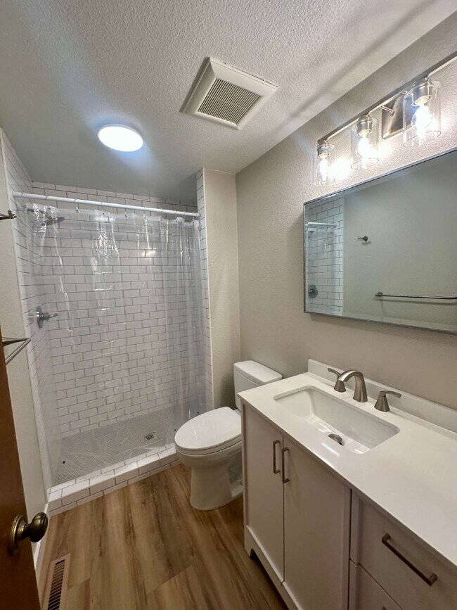 Building Photo - Don't Miss out on this 2 Bed +Loft Townhome in Northpark Available August 14th, 2026!