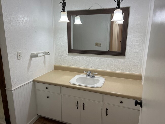 Building Photo - 4 Bedroom 2 bath home near lake Tenkiller ...