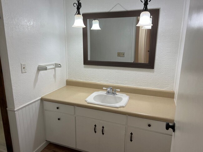 Building Photo - 4 Bedroom 2 bath home near lake Tenkiller with office