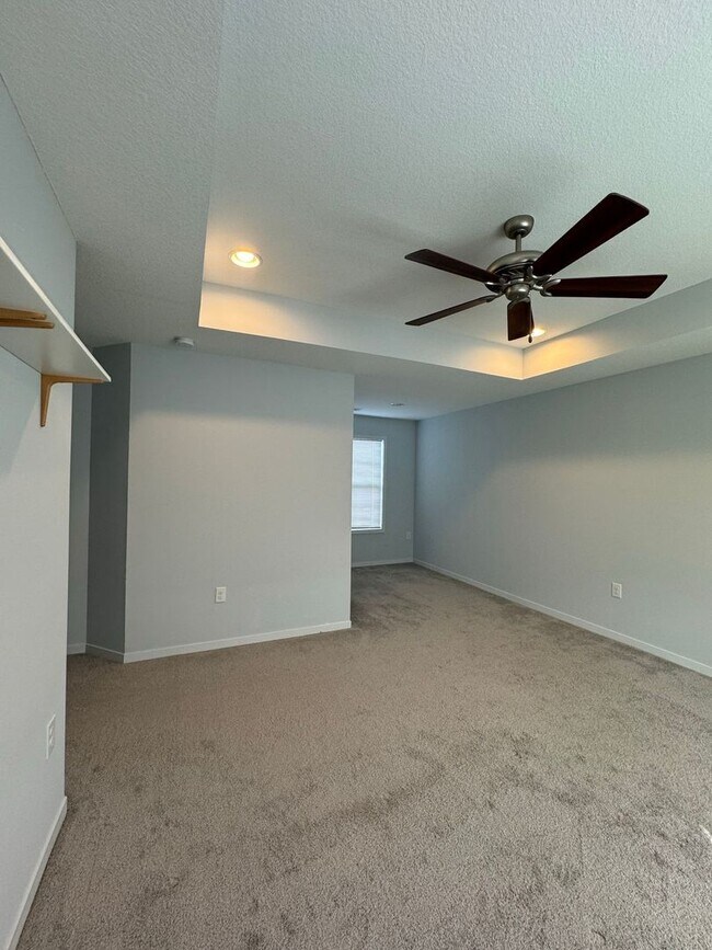 Building Photo - 4 Bedroom, 3 1/2 bathroom in Olathe!