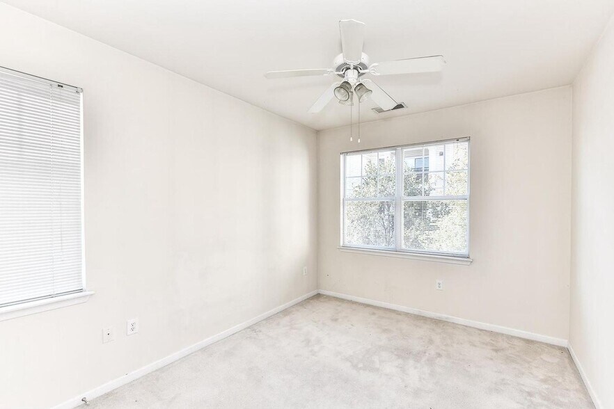 Building Photo - 12913 Centre Park Cir