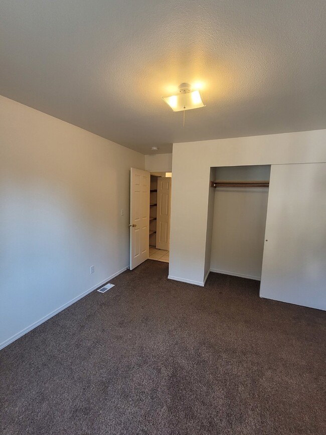 Building Photo - Spacious 3-Bedroom Duplex with 2.5 Baths i...