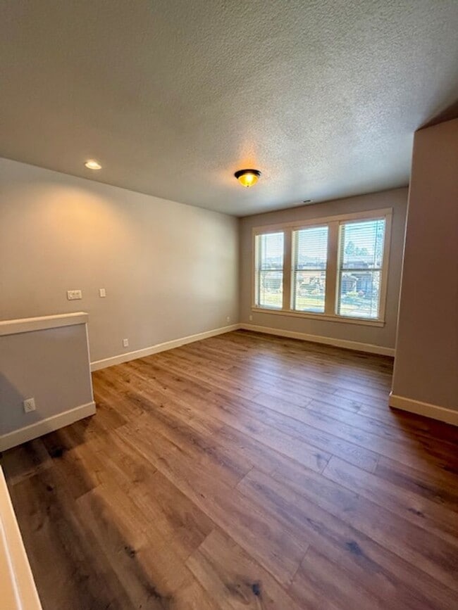 Building Photo - Stunning 4-Bedroom Aspen Rim Home in Bend!