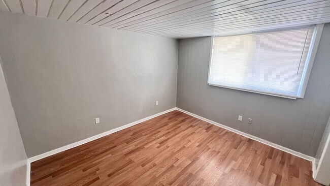 Building Photo - Lovely 2 Bedroom, 1 Bathroom Home in the G...