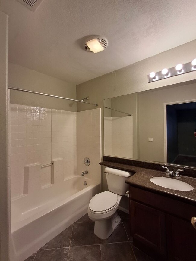 Building Photo - Amazing 2-Bedroom Townhome with Central AC/Heat! MUST SEE!