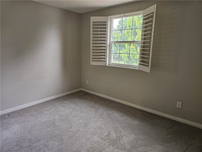 Building Photo - 16090 Valley Oak Dr